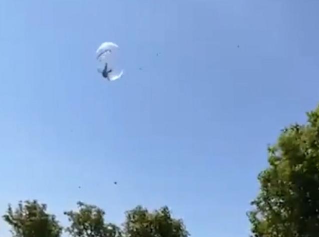 Se elevó seis metros: Niño al interior de una bola inflable salió volando por fuertes vientos