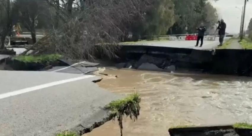 Río Laja dejó impresionante socavón de 6 metros en camino que une Los Ángeles y Cabrero
