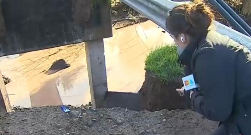 Río Mataquito destruyó puente en Curepto: “Estructura quedó colgando”