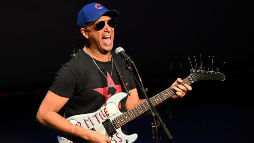 Tom Morello homenajeó a Victor Jara y convocó al "Perro Matapacos" en su concierto en Chile
