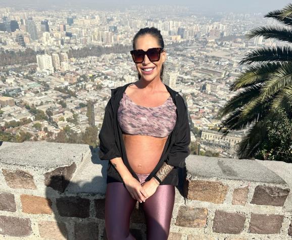 Vale Roth muestra su figura en un espejo solo momentos después del parto