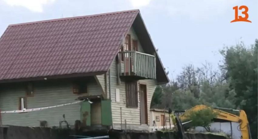 Casa en Yumbel, está a punto de caer por crecida en caudal del Río Laja