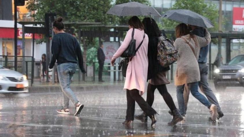 Posibles lluvias para este viernes: ¿En qué comunas de Santiago caerá agua?