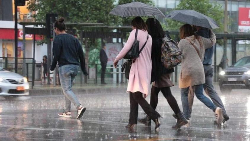 Si va a salir, salga abrigado: Anuncian lluvias para la noche del viernes en Santiago