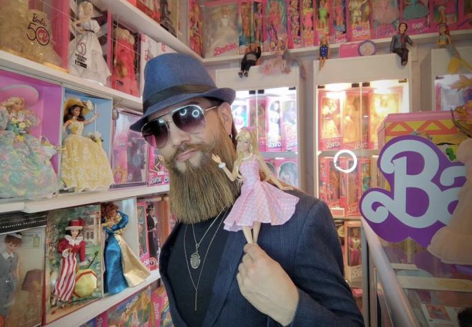 Un auténtico fanático de Barbie: chileno exhibe increíble colección de 320 muñecas