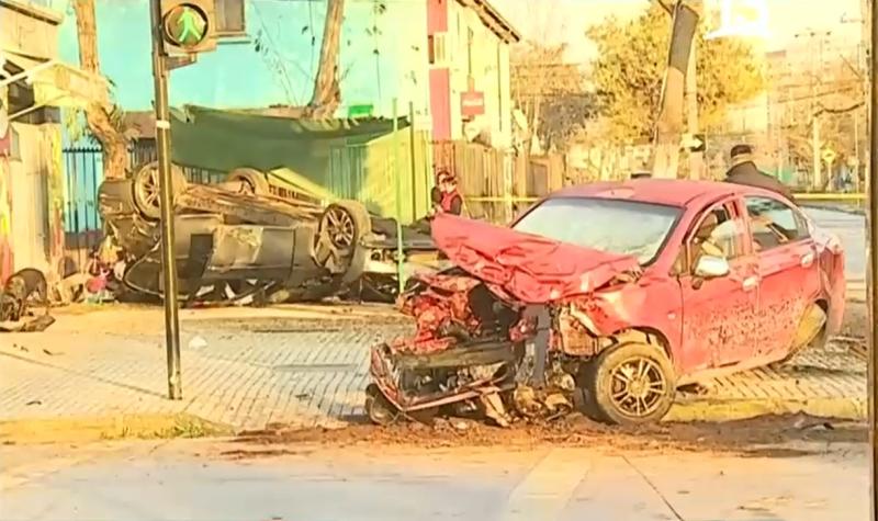 Violento choque entre dos vehículos dejó a persona en riesgo vital: Hay dos lactantes involucrados