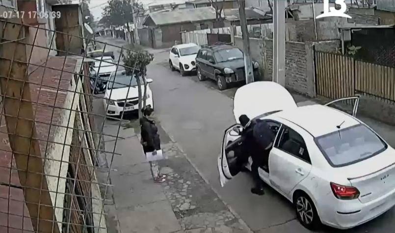 Falso comprador arrancó en Cerro Navia: Pidió un vaso con agua y se llevó el auto