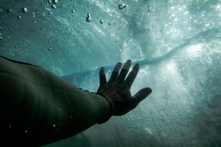 Hombre grabó el momento exacto cuando se ahogaba en un lago de Alaska