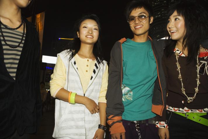 Ante la falta de trabajo jóvenes chinos son contratado por sus padres