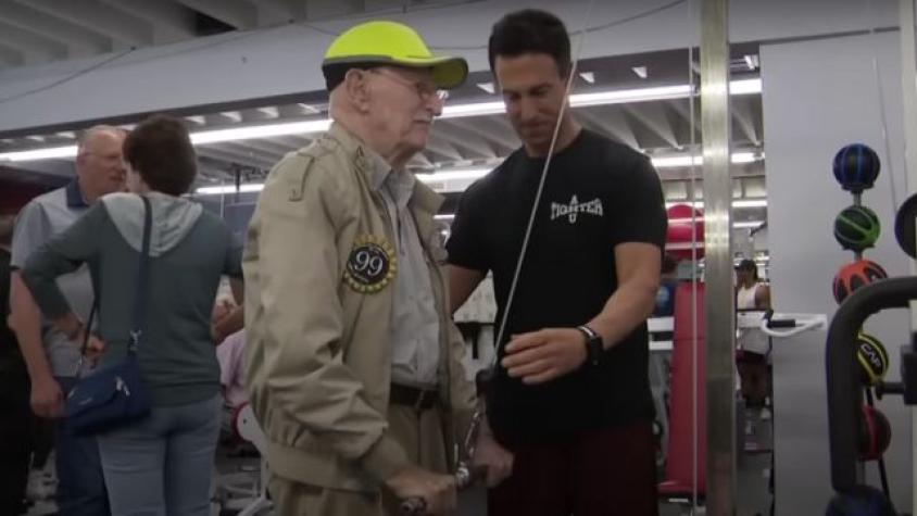 Veterano de la II Guerra Mundial tiene 99 años y asiste al gimnasio diariamente