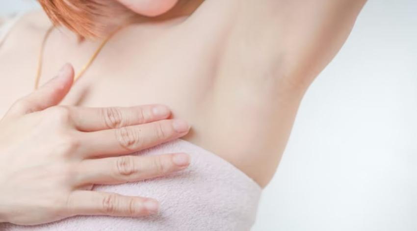 Joven denuncia que la despidieron por tener pelos en las axilas