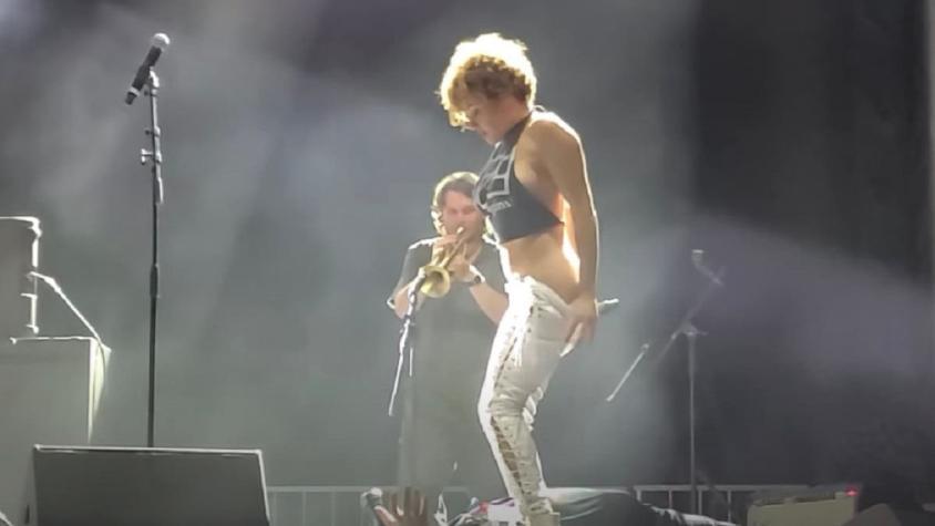 Cantante de metal se disculpó por orinar el rostro de un fan en un concierto