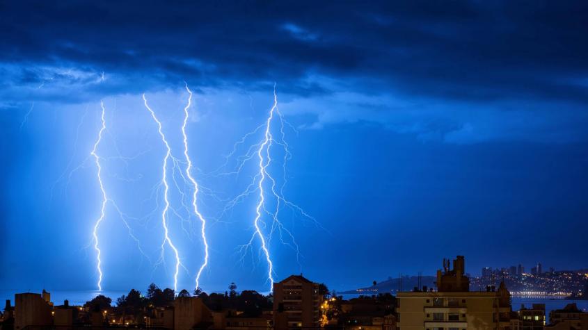 Emiten alerta por "probables tormentas eléctricas" en tres regiones del país