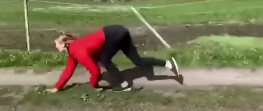 Mujer que se cree caballo remece las redes: "De pequeña quería ser perro"