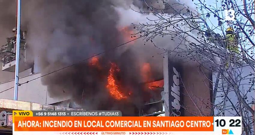 Incendio afecta a local comercial en Santiago Centro