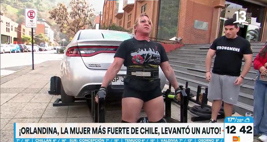 Mujer más fuerte de Chile impactó al mover un auto completamente sola 