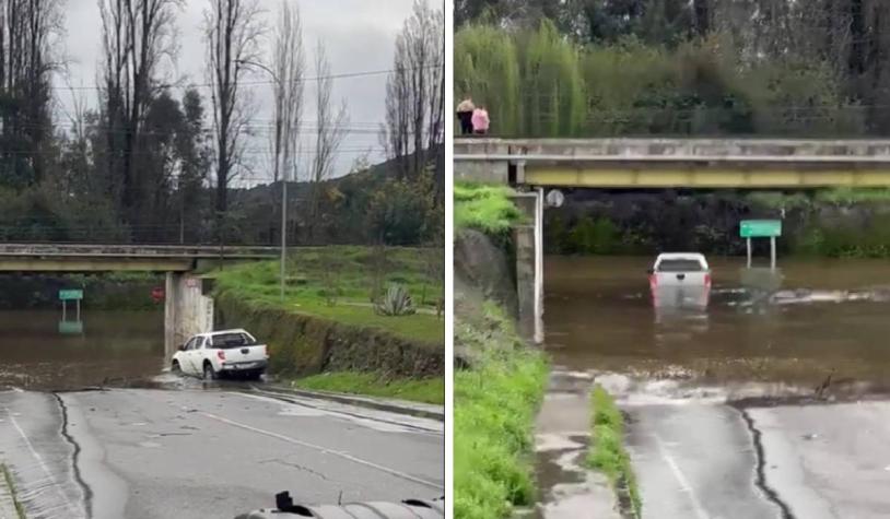 Conductor se negó a aceptar que cruce estaba inundado y pasó igual: quedó flotando