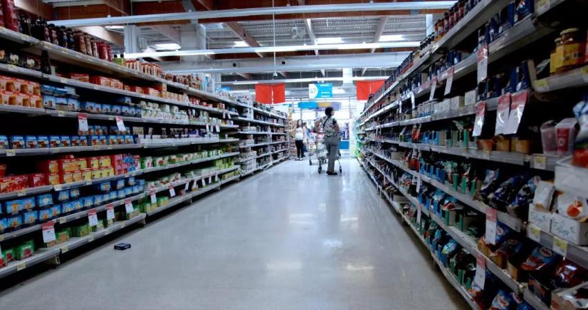 Supermercado indemnizará con $5,7 millones a mujer que se resbaló y quebró la cadera en sus instalaciones