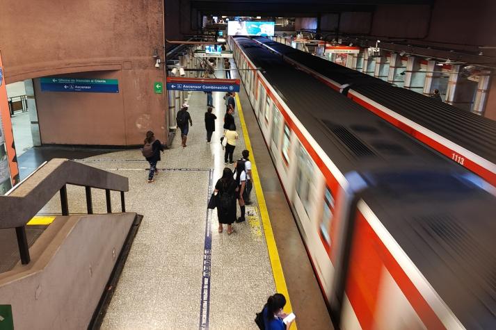 Metro de Santiago cierra estación de L5 por manifestaciones en el exterior