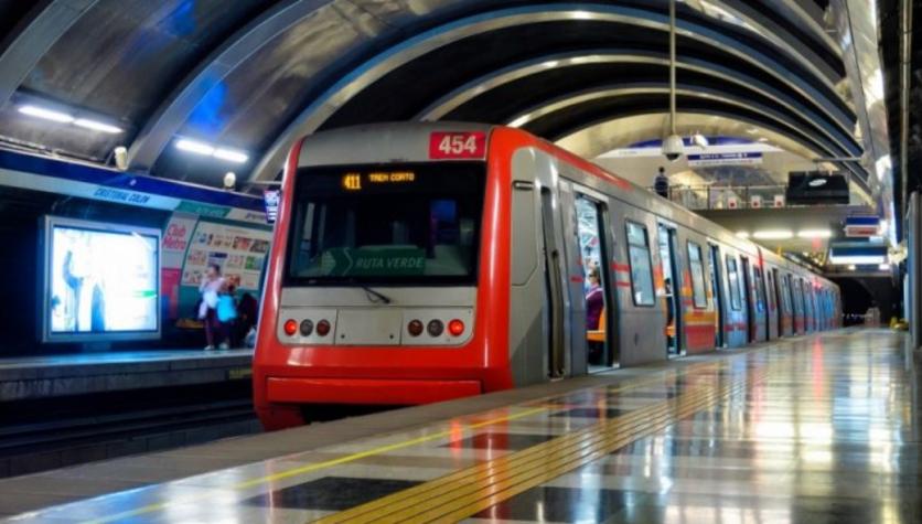 Metro mantiene estaciones cerradas por persona en la vía en Línea 2
