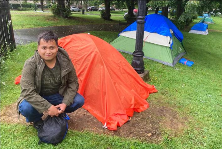 Chileno viajó a Canadá y ahora vive en una carpa junto a personas sin hogar