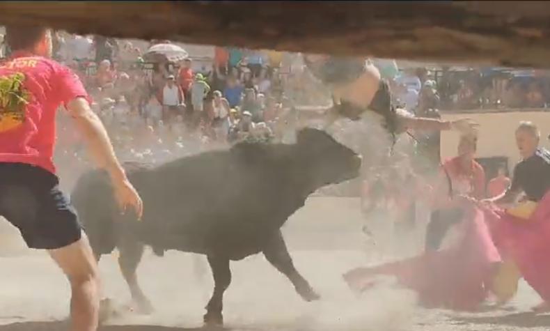 VIDEO | Toro lanza por los aires a sujeto con sus cuernos en España
