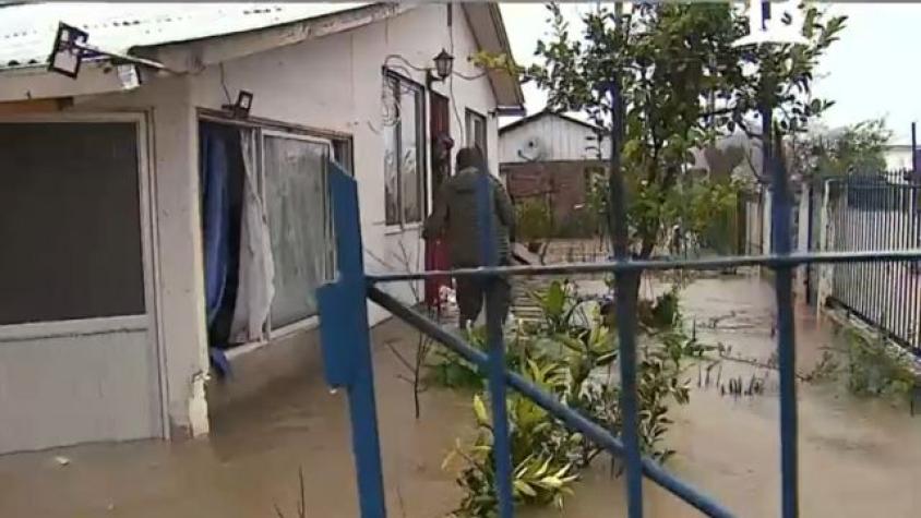 "Tengo todo inundado": Vecina de Ñiquén afectada por ingreso de agua a su hogar