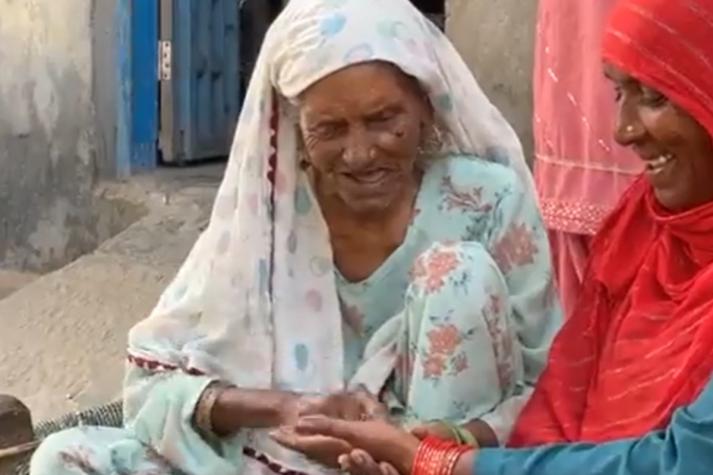 Salima Khan, la abuela de 92 años que aprendió a leer y escribir
