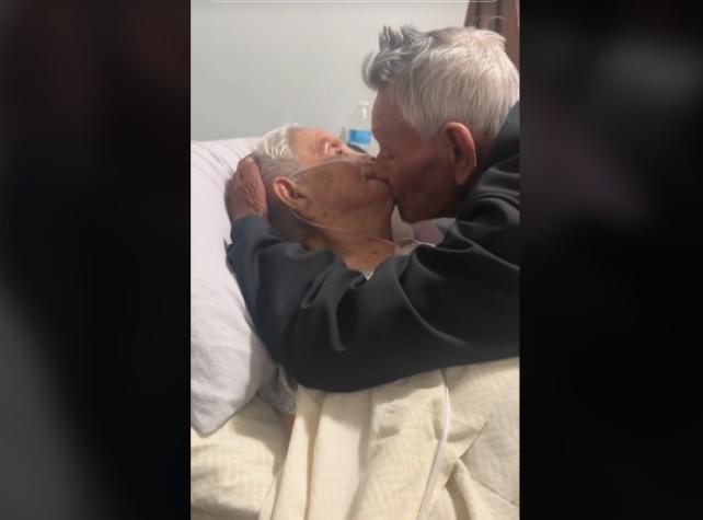 Tras 73 años juntos adulto mayor conmueve al despedirse de su esposa en su lecho de muerte