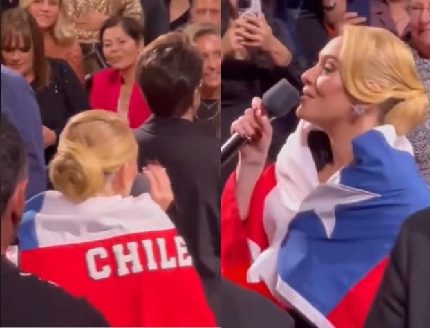 ¡Es una más! Adele vistió bandera chilena durante concierto en Estados Unidos