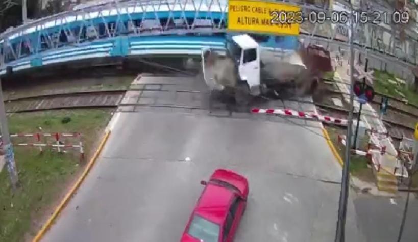 Video muestra el momento en que tren impacta a camión