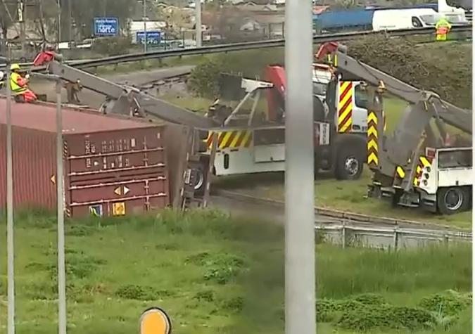 ¡Qué desastre! Camión con 20 toneladas de resmas de oficio volcó en Maipú
