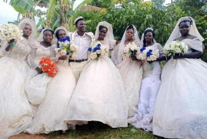 Quiere formar una "gran familia feliz": Hombre se casó con siete mujeres en un mismo día