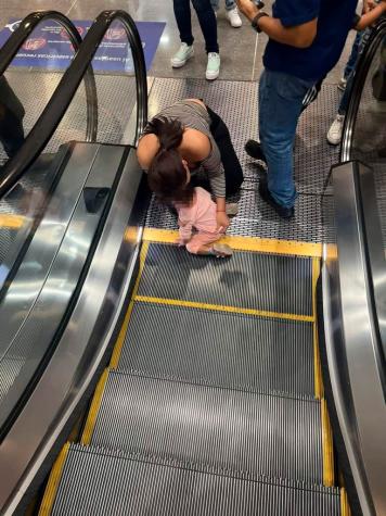 ¡Terrible! Niña de dos años quedó con su mano atrapada en escalera mecánica