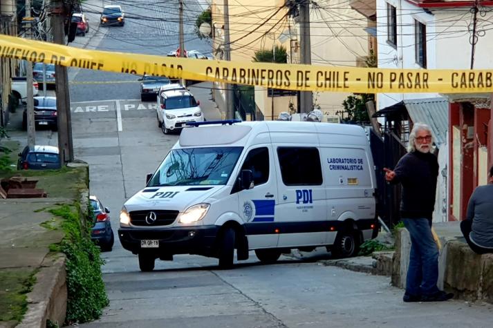 Hombre muere al recibir disparo en su cabeza en Valparaíso: Iba acompañado por un menor de edad