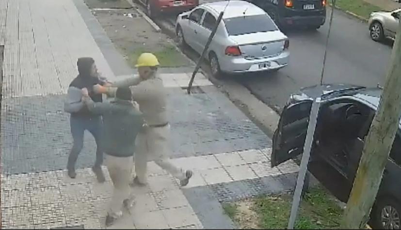 Dos obreros atrapan a ladrón que trató de robar a su compañero