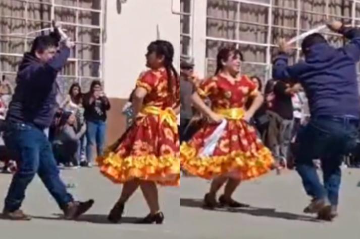 Padre ayuda a su hija en pleno baile escolar de Fiestas Patrias: "Jamás dejaré que bailes sola"