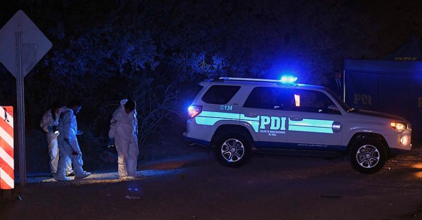Mujer falleció baleada dentro de su vehículo en Colina: Su pareja está herida