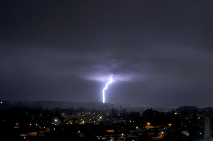MeteoChile emite aviso meteorológico por tormentas eléctricas en cuatro regiones del país