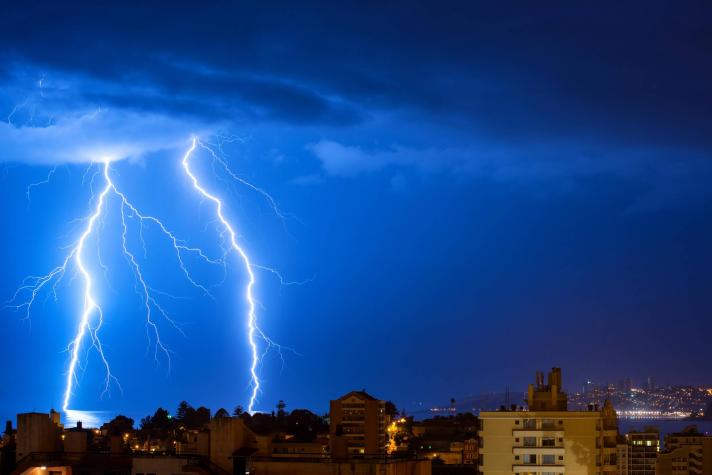 Emiten alerta por tormentas eléctricas en 10 comunas de la región Metropolitana