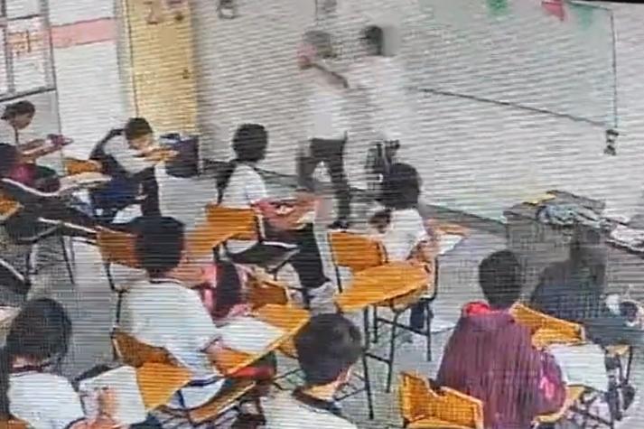 Estudiante apuñala por la espalda a su profesora en plena clase