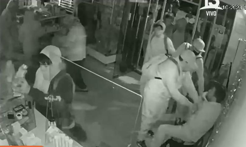 "Me querían robar": turba ingresó a farmacia y atacó a trabajador en su interior