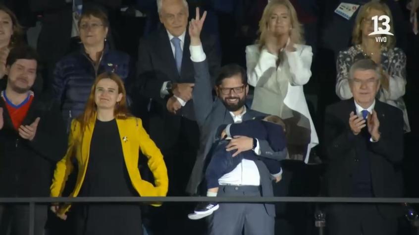 Presidente Boric protagonizó tierna imagen con bebé en sus brazos durante desfile de Santiago 2023