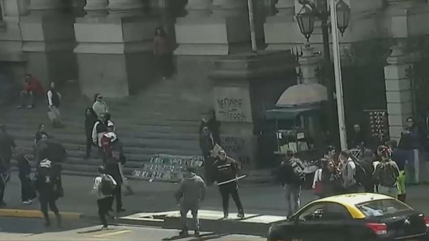 Pelea de ambulantes con palos y botellas en centro de Santiago: 12 guardias municipales heridos
