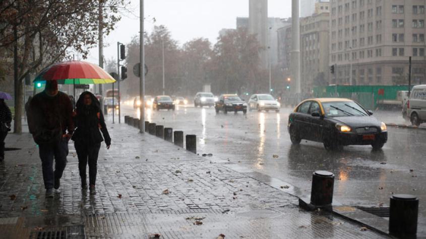 ¿A qué hora inician las lluvias en Santiago este fin de semana?