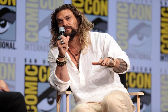 Mujer afirma tener una relación a distancia con Jason Momoa: ¡Le ha transferido millones para verlo!