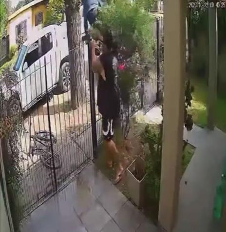Fuertes imágenes: dueño de casa golpeó brutalmente a ladrón que intentó llevarse su bicicleta