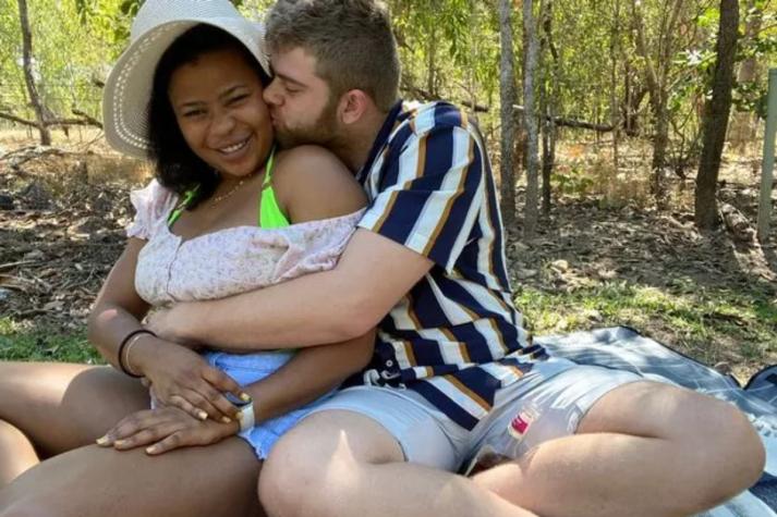 Mujer se enamora de su repartidor de delivery y se casa con él: "Había algo diferente"