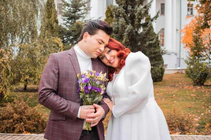 "Nuestra relación es perfecta": Mujer de 53 se casó su hijo adoptivo 31 años menor 