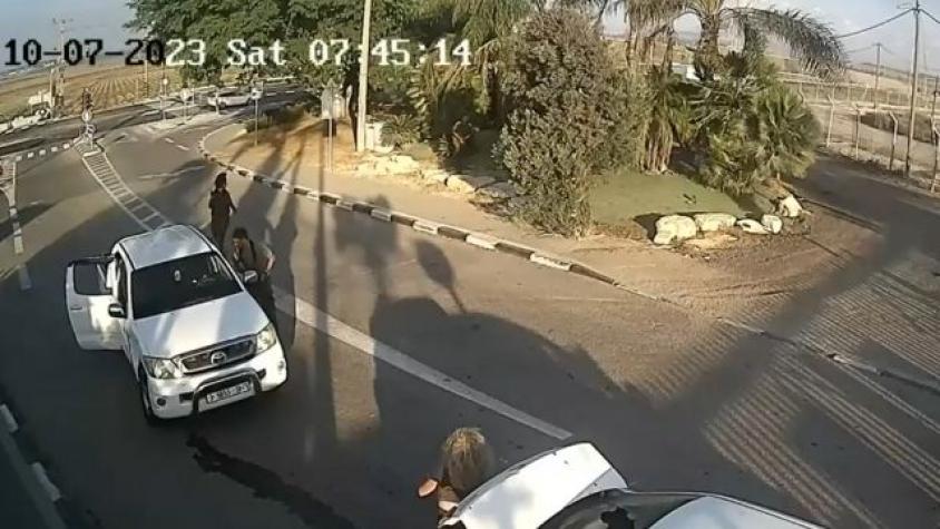 Impactante registro muestra a jóvenes tratando de esconderse de Hamás en maleta de auto 